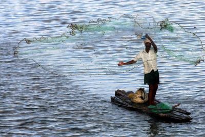 नर्मदा के मछुआरों ने लगाई पीएम मोदी से खून भरी गुहार