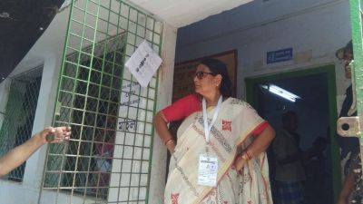 VIDEO: बंगाल में चुनावी हिंसा चरम पर, सुरक्षाकर्मियों से भिड़ी टीएमसी सांसद