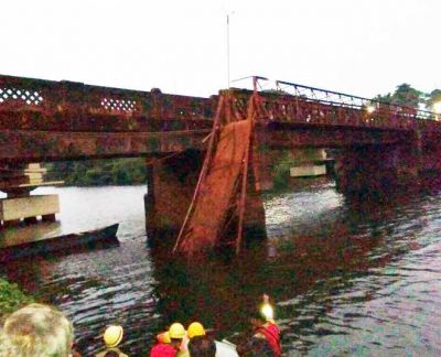 गोवा में पुराना  पुल टूटने से दो मरे, 30 लोग लापता