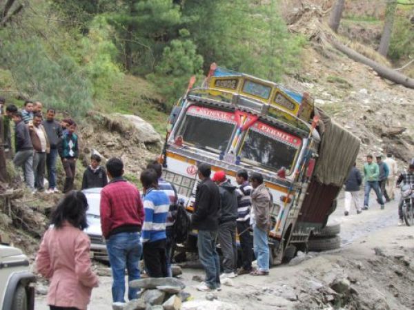 ट्रक ने मारी तीन वाहनों को टक्कर, घंटों लगा रहा जाम