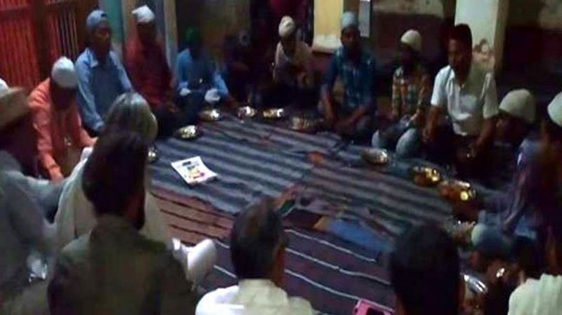 श्री राम की नगरी में दिखा हिंदू-मुस्लिम भाईचारा, मंदिर में दी गई इफ्तार पार्टी