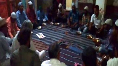 श्री राम की नगरी में दिखा हिंदू-मुस्लिम भाईचारा, मंदिर में दी गई इफ्तार पार्टी