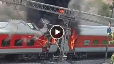 ग्वालियर में ट्रैन के कोच में लगी आग, देखे वीडियो