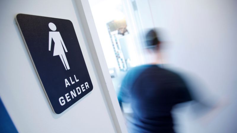 ट्रांसजेंडरों के लिए स्कूल में अलग बाथरूम बंद करने को लेकर छिड़ी बहस