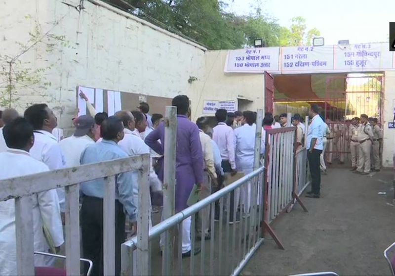 लोकसभा चुनाव नतीजे 2019 : मध्य प्रदेश में मतगणना शुरू, केंद्रों के बाहर भारी भीड़