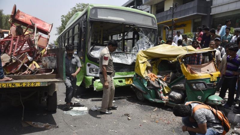दिल्ली में बस ने रिक्शा और ऑटो को कुचला, दो की मौत