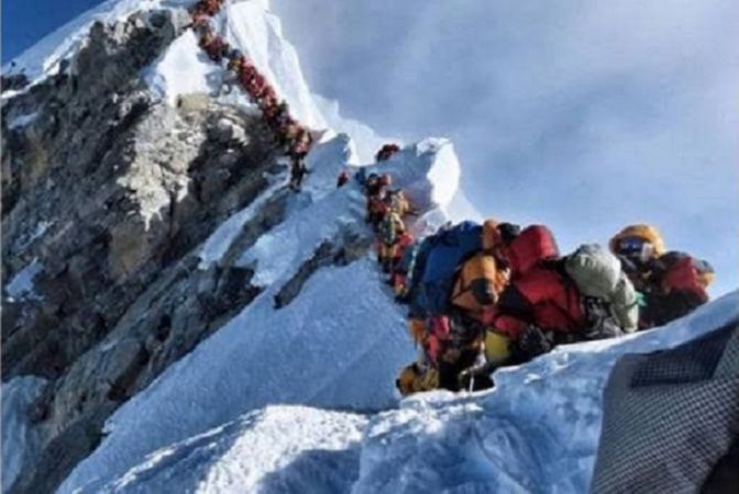 माउंट एवेरेस्ट पर हुआ ट्रैफिक जाम, तीन पर्वतारोहियों की मौत, मृतकों में दो भारतीय