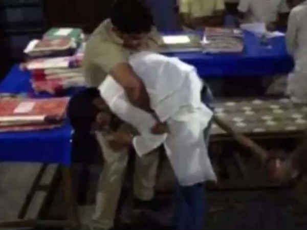 SP  नेता की पिटाई को लेकर उठे UP पुलिस पर सवाल