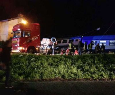 इटली मे ट्रक-ट्रैन में भिड़ंत, 2 की मौत 18 घायल