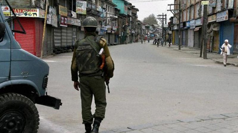 जाकिर मूसा के एनकाउंटर में मारे जाने के बाद, जम्मू कश्मीर में कर्फ्यू जारी