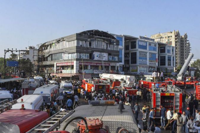 सूरत : बिल्डिंग में लगी भीषण आग से अब तक 20 छात्रों की मौत