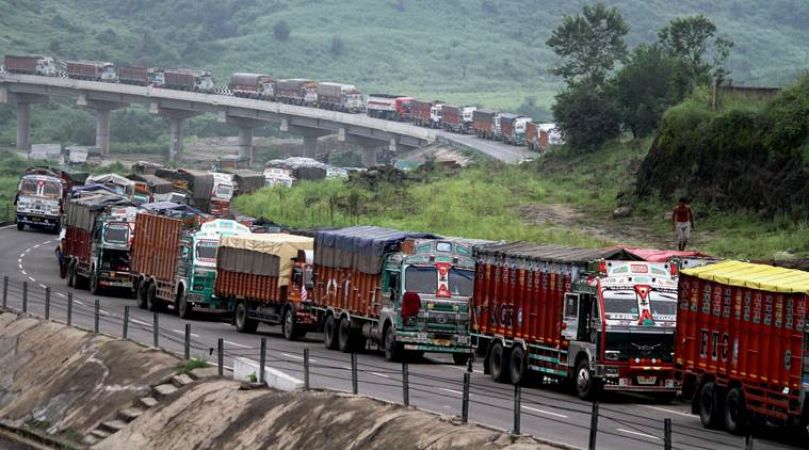 फिर रामबन राष्ट्रीय राजमार्ग पर गिरा पहाड़ का हिस्सा, यातायात हुआ प्रभावित