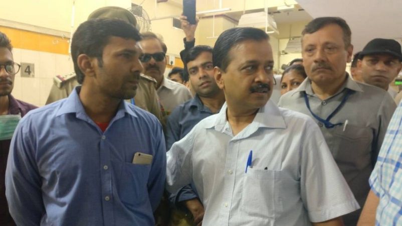 केजरीवाल हाय-हाय, अस्पताल का दौरा करने गए दिल्ली CM का विरोध