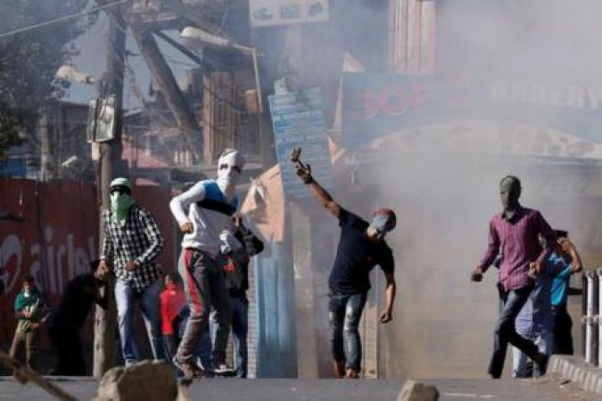 जम्मू कश्मीर प्रदर्शनकारियों और सेना की झड़प, 50 घायल