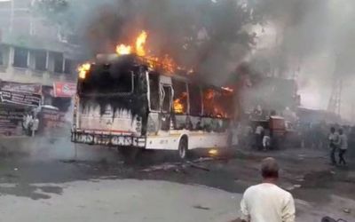 चलती बस में आग लगने से 8 यात्री जिन्दा जले, कई घायल