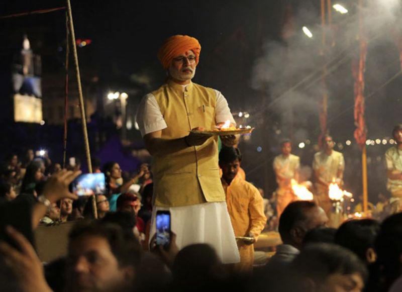 गंगा के घाट पर हुई प्रधानमंत्री नरेंद्र मोदी पर बनी बायोपिक की स्पेशल स्क्रीनिंग