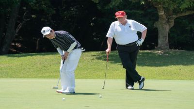 जापान के पीएम से मिले डोनाल्ड ट्रम्प, साथ में लिया गोल्फ का आनंद