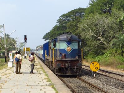 ग्वालियर-दिल्ली रूट पर ट्रेन पर‍ गिरा ब्रिज का‍ हिस्सा