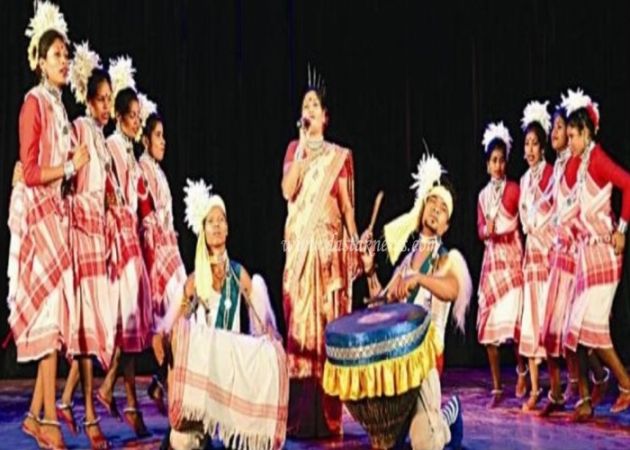 देवी आराधना के साथ तेलंगाना के कलाकारों का बोन्नालु नृत्य