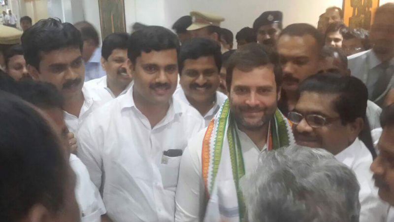 केरल गोहत्या विवाद : BJP ने जारी की वीडियो में मौजूद शख्स की राहुल के साथ कई तस्वीरें