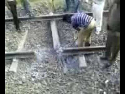 नक्सलियों ने किया रेलवे ट्रेक क्षतिग्रस्त, आदिवासी जमीन के अधिगृहण का कर रहे विरोध