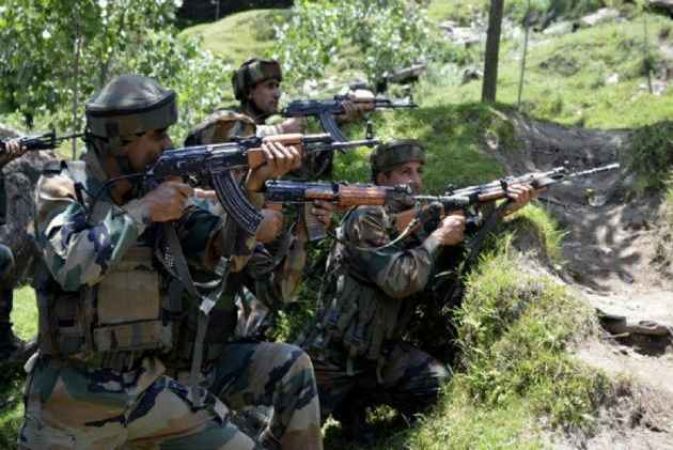 जम्मू कश्मीर: पत्थरबाजों ने सेना पर किया हमला, मौका पाकर भाग निकले आतंकी