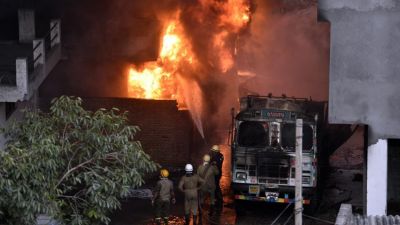 दिल्ली: गोडाउन में लगी आग 15 घंटे बाद भी बेकाबू