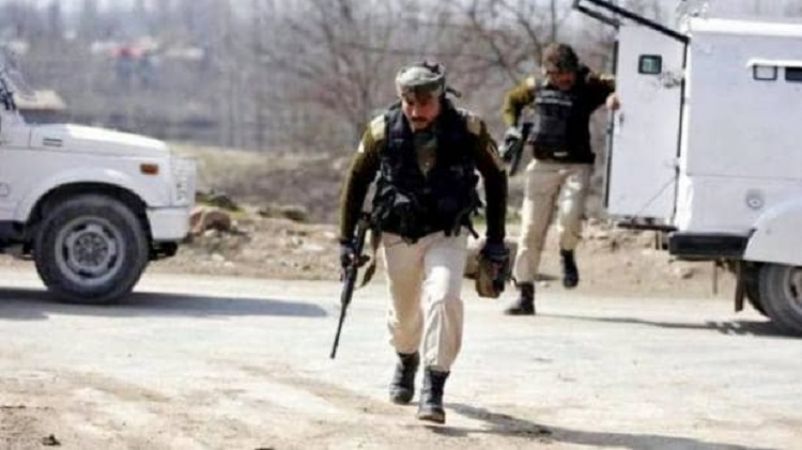 जम्मू कश्मीर में CRPF कैंप पर हुआ आतंकी हमला, फेंका गया ग्रेनेड, गोलीबारी जारी