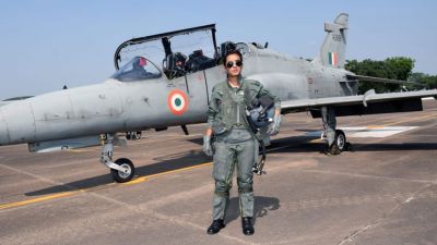 जेट उड़ाने वाली प्रथम महिला पायलट बनीं फ्लाइट लेफ्टिनेंट मोहना सिंह हॉक