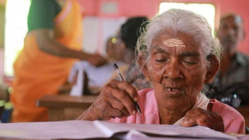 केरल में 96 साल की महिला को मुख्यमंत्री ने किया सम्मानित, बुढ़ापे में की परीक्षा पास