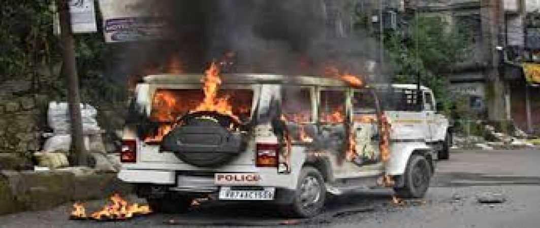 पश्चिम बंगाल : हावड़ा में भड़की हिंसा, लोगों ने पुलिसवालों की गाड़ियों को फूंका