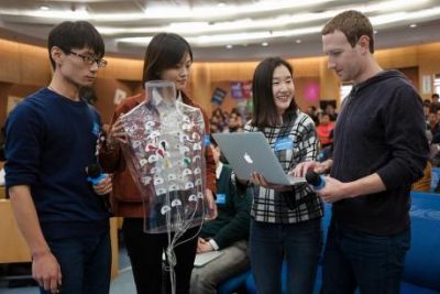 Zuckerberg meets students by visiting China