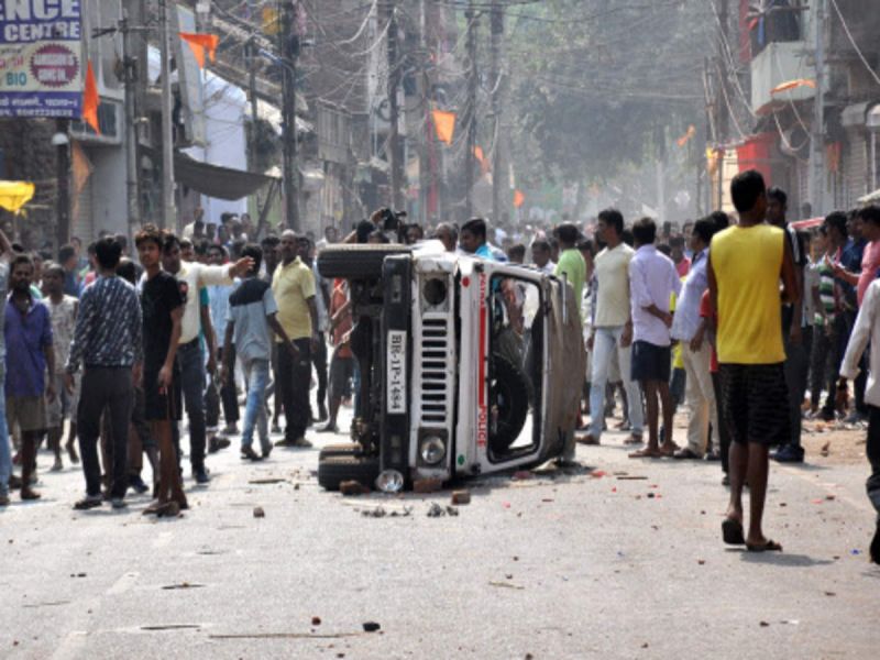 बिहार में साथी की मौत से गुस्साए सैकड़ों पुलिस ट्रेनियों ने सडकों पर उतरकर जताया विरोध