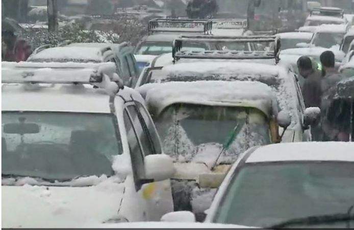 जम्‍मू कश्‍मीर में भीषण बर्फबारी, 140 वाहन चालक फसें, सेना ने बचाया
