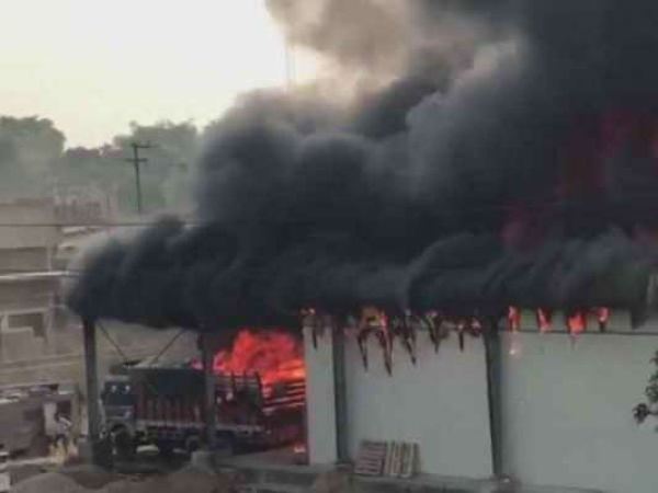 उन्नाव की चिप्स फैक्ट्री में लगी भीषण आग, बचाव दल ने 400 लोगों को सुरक्षित निकाला