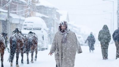 जम्मू कश्मीर में शुरू हुई साल की पहली बर्फबारी, बर्फ में फंसे यात्री