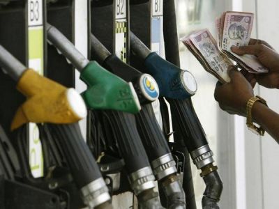 पेट्रोल-डीज़ल के दामों ने आज फिर दी बड़ी राहत, इतने घटे दाम