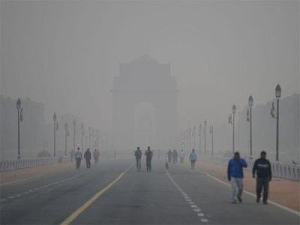 प्रदूषण से दिल्ली में हालात बदतर, सोमवार को फिर छाई धुंध