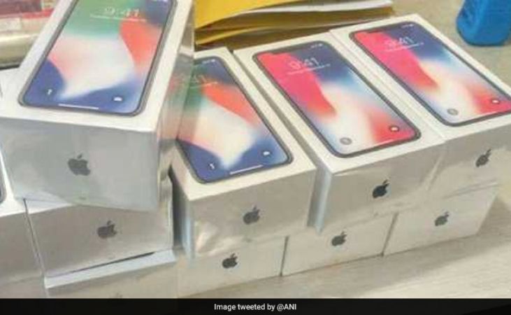 मुंबई एअरपोर्ट पर एक शख्स से 11 आईफोन एक्स बरामद