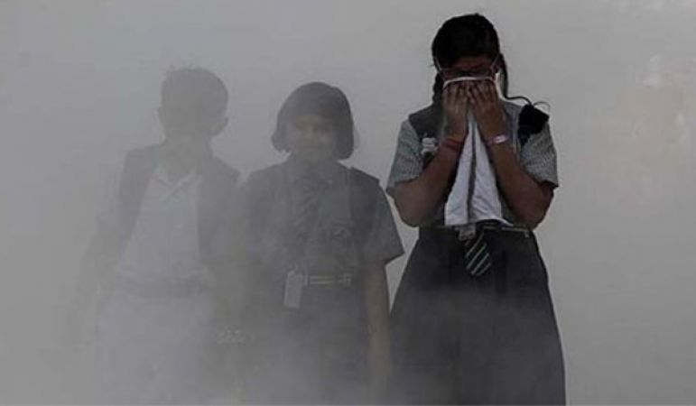 दिल्ली की हवा हुई जहरीली, स्कूलों को बंद रखने की सलाह