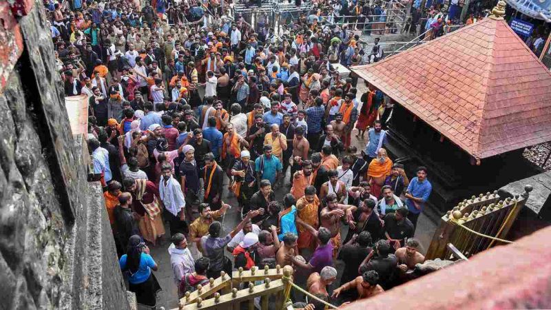 सबरीमाला मंदिर में प्रवेश के दौरान महिला का हुआ विरोध, 200 प्रदर्शनकारियों पर मामला दर्ज