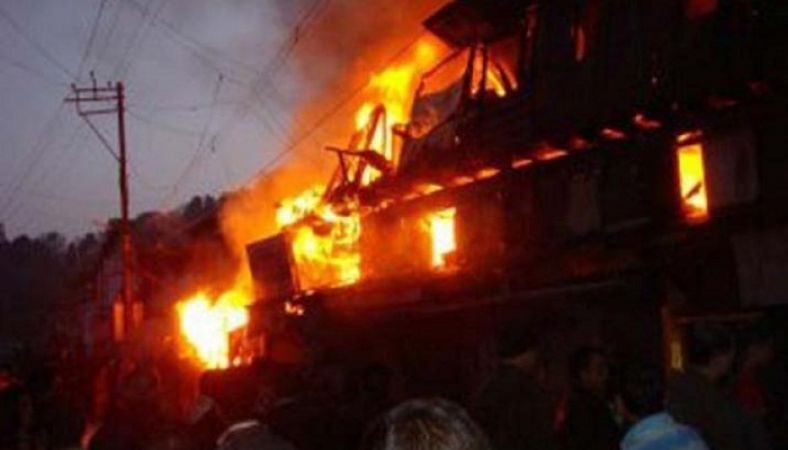 महाराष्ट्र: लॉटरी दुकान में अचानक लगी आग से मची अफरा तफरी