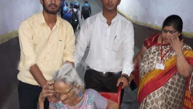 100 साल की बुजुर्ग मां को स्टेशन पर छोड़ गया बेटा