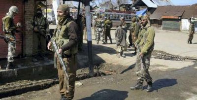 जम्मू कश्मीर: पुलवामा जिले में सुरक्षाबलों और आतंकियों के बीच मुठभेड़ जारी