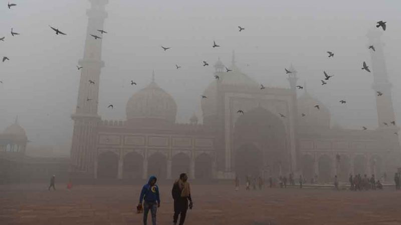 दिल्ली: दिवाली के दो दिनों बाद भी नहीं सुधरे हालात, प्रदूषण का स्तर 'खतरनाक'