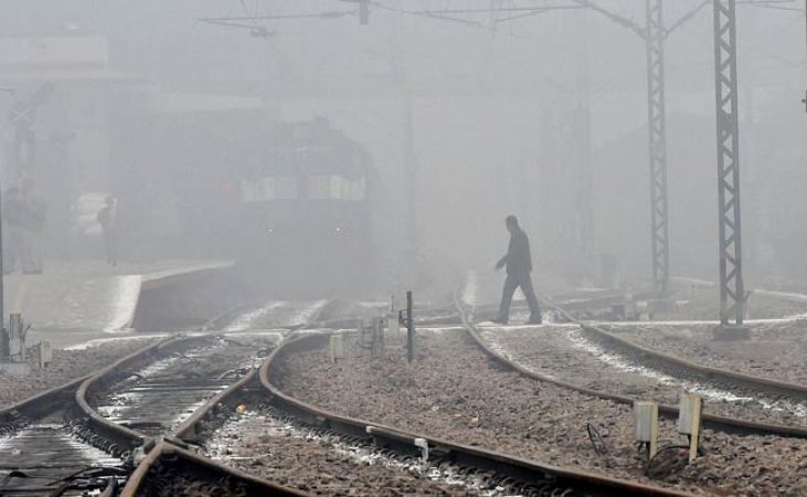 कोहरे के कारण रेल और हवाई सेवाएं प्रभावित
