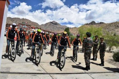 विश्व रिकॉर्ड बनाने निकले भारतीय सेना के जवान, साइकिल से करेंगे पुरे देश की यात्रा