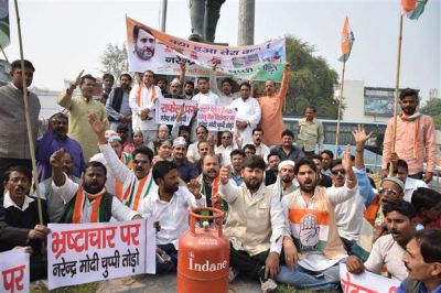 कांग्रेस ने बेरोज़गारी के लिए भाजपा को बताया जिम्मेदार, सड़क पर किया विरोध प्रदर्शन
