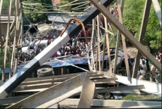 ओड़िशा: बस खाई में गिरने से तीन की मौत 16 घायल