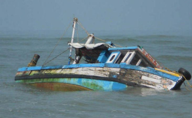 क्षमता से अधिक सवारी के चलते नौका पलटी ,16 पर्यटकों की मौत
